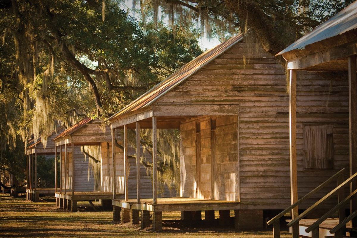 LE PLANTATIONS (Louisiana River Road Plantations)